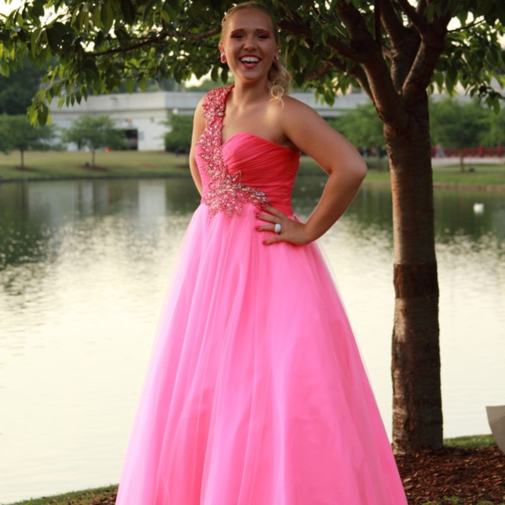 Elegant Pink One-Shoulder Gown